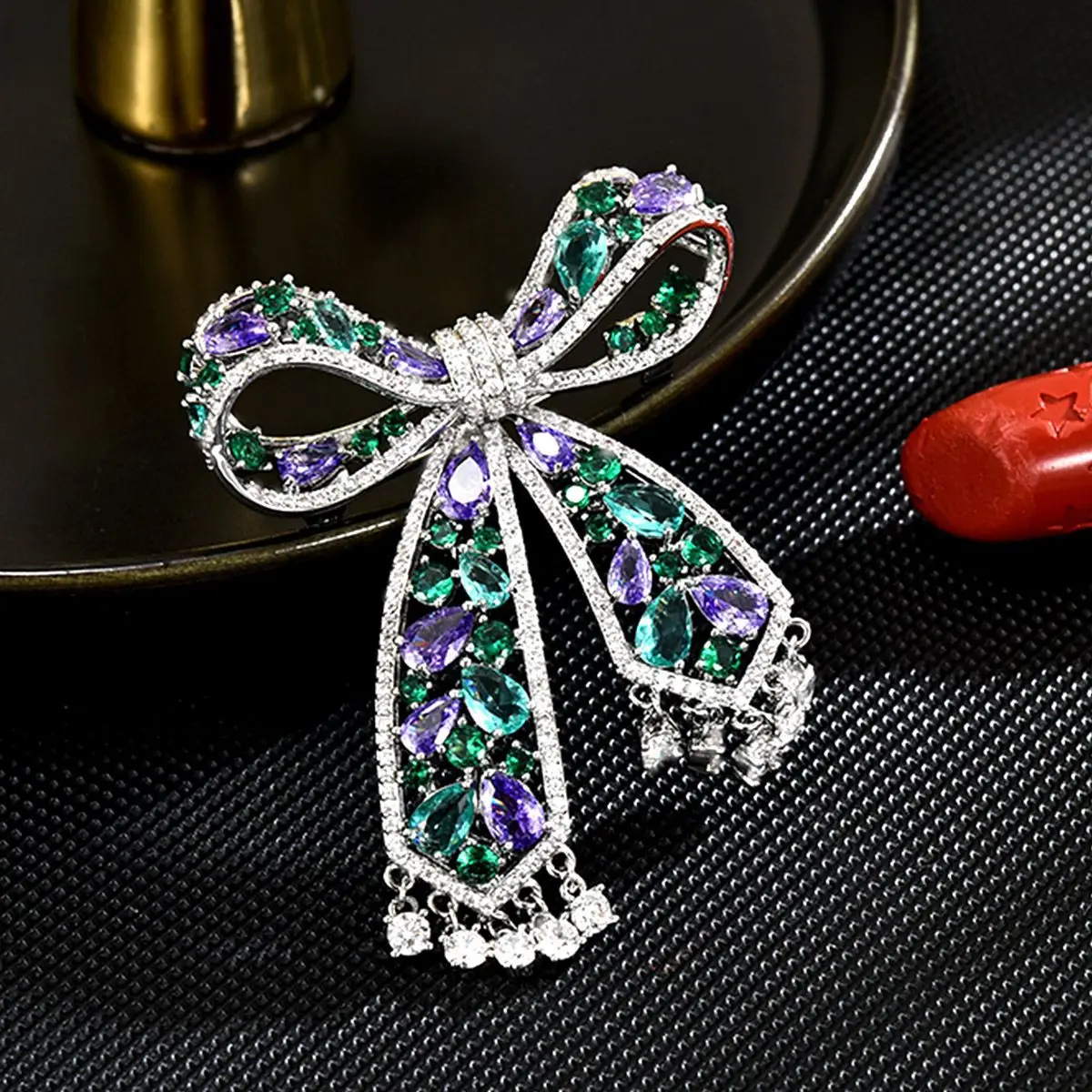 

Light Luxury Exquisite Hollow Pendant Colored Bow Women Brooches Fashion Micro-inlaid Zircon Suit Jacket Corsage Accessories Pin