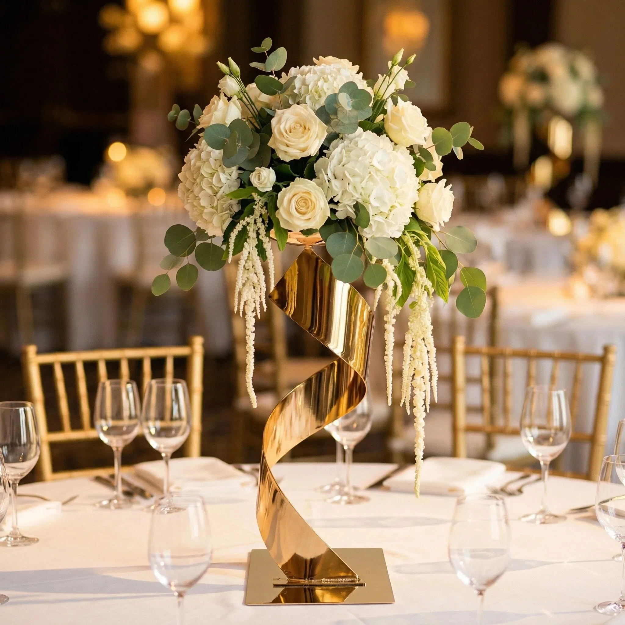 Goldener Metall-Blumenständer, Geometrische Wellenförmige Säule, Hochzeitstisch-Mittelstück, Elegante Event- und Bankett-Bühnen-Blumendekoration – Detail 1