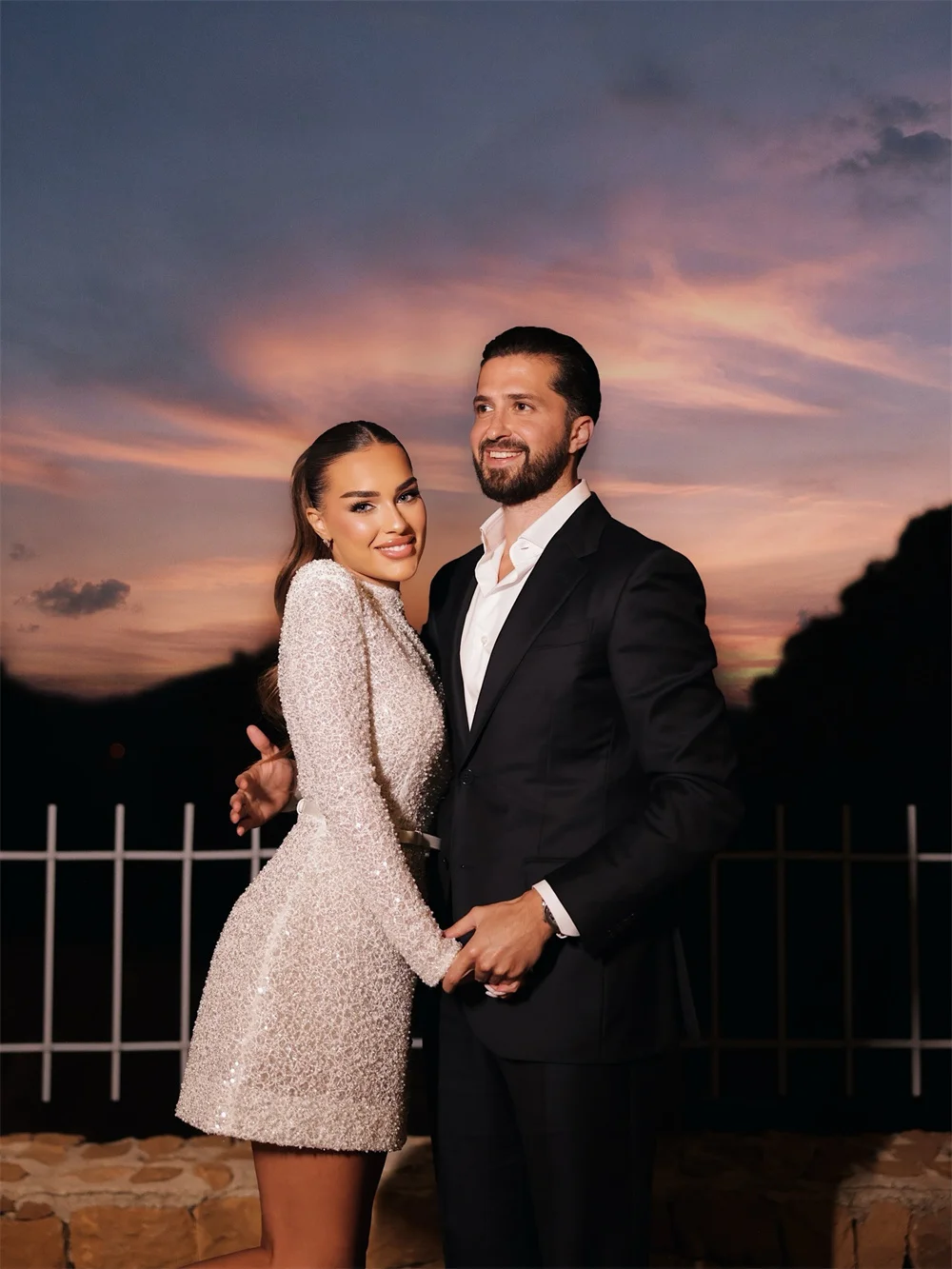 Tokyo-vestidos de novia blancos personalizados con escote alto, mangas largas, corte en A, vestidos de novia con cuentas, minivestidos de boda elegantes 2025