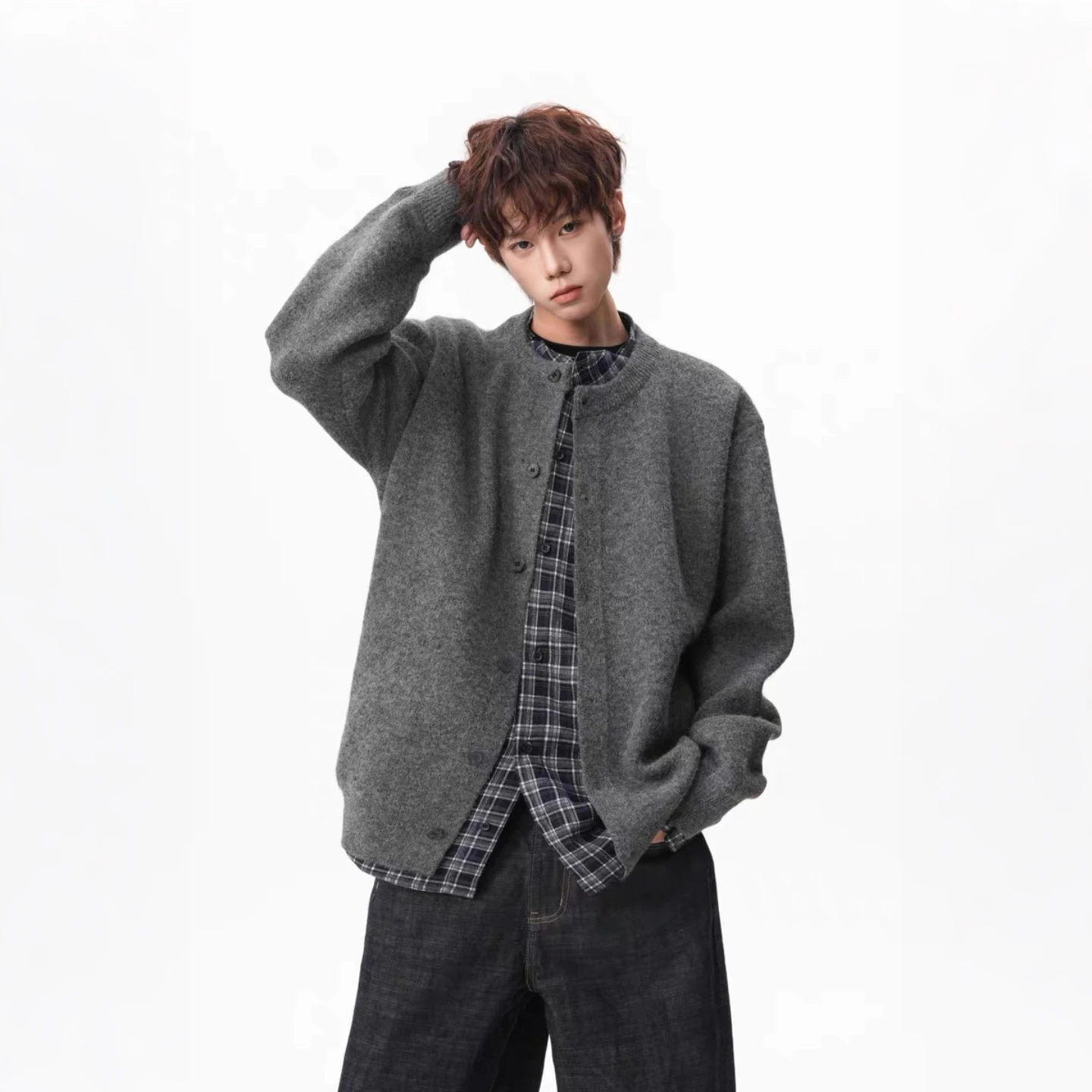 

Мужская зимняя свободная вязаная кофта в клетку в стиле ретро, повседневная верхняя одежда с текстурой, на пуговицах, с длинным рукавом, круглым вырезом, неформальный стиль