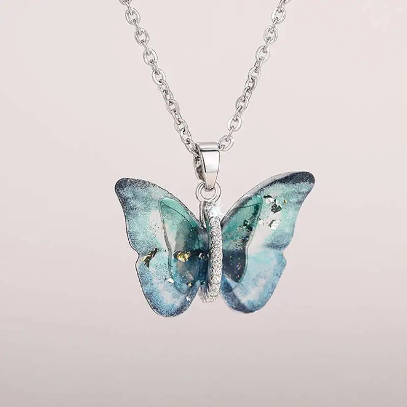 Huitan Ästhetische Schmetterlings-Anhänger-Halskette für Damen, silberfarben/goldfarben, mit glänzendem CZ-Stein, modisches Party-Accessoire, Schmuck