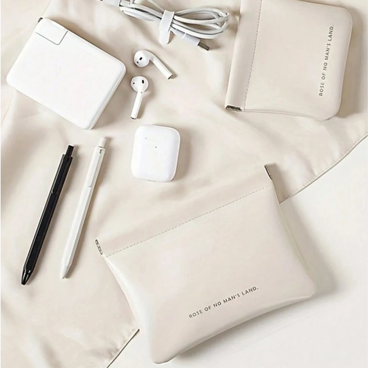 Can Be Used As A Loose Storage Bag For Earphones And Can Also Be Used As A Portable And Compact Makeup Bag With An Inner Lining