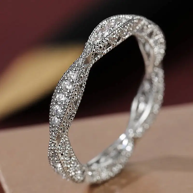 Huitan Ring im Wellendesign für Damen, eingelegt mit hellen Zirkonia, modisches Party- und Hochzeitszubehör, eleganter, schicker Schmuck für Damen
