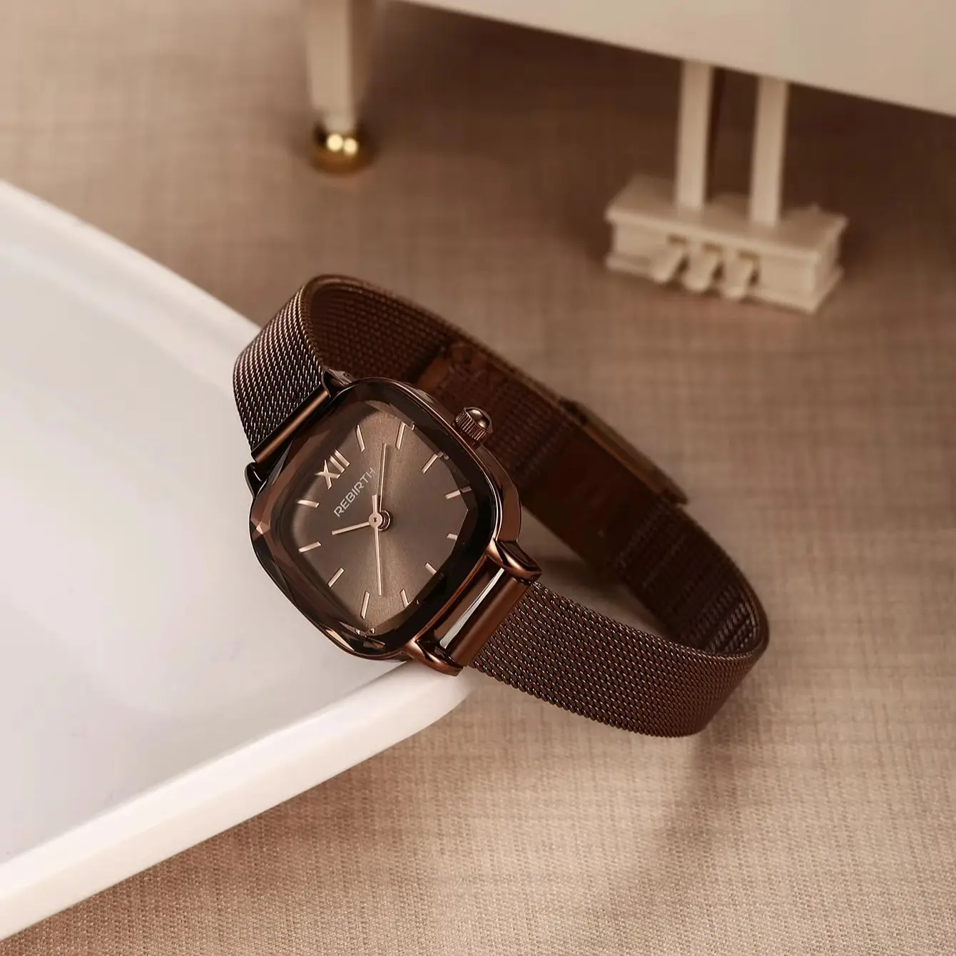 Women's Light Luxury, Exquisite, Business and Artistic Style Versatile Quartz Watch Suitable for Daily Wear