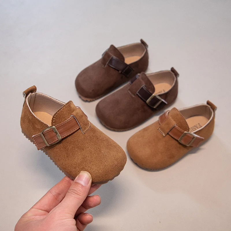 

Детские повседневные туфли для девочек с ремешком на пряжке, новинка 2026 года, весенние прогулочные туфли с мягкой подошвой, универсальные стильные детские мокасины для ходьбы босиком
