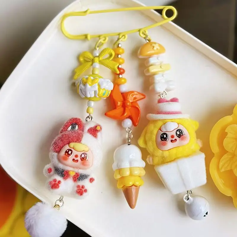 

Original Christmas bag hanging dopamine bag hanging keychain, phone chain, brooch, internet famous high-end pendant