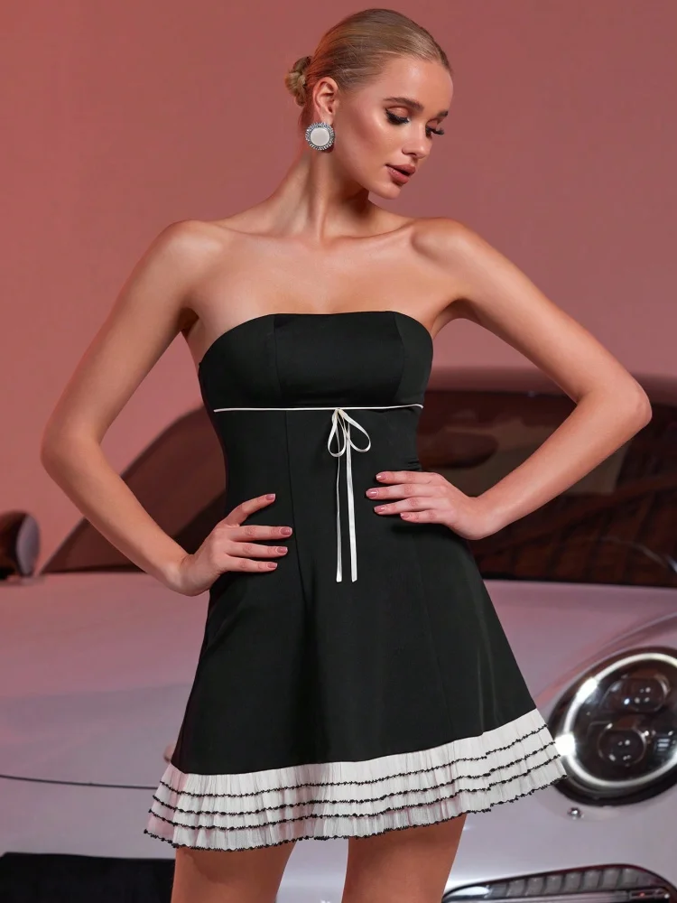 Elegancka czarna sukienka mini z dekoltem V - usage example