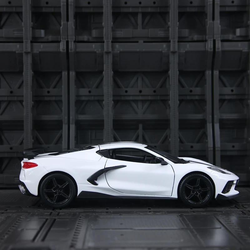Maisto 1:24 simulation Chevrolet Corvette Coupe C8 alloy model doors on both sides that can be opened suitable for collection