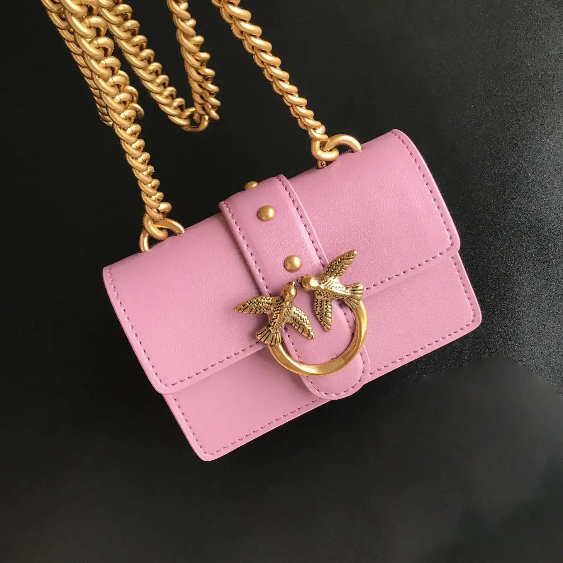 2026 Neue Damen-Umhängetasche in Beige mit V-Steppung, PU-Leder, Goldener Schwalbenverschluss, Ketten-Mini-Schultertasche für den Alltag, Dating, Hochzeit, Bestseller – Detail 18