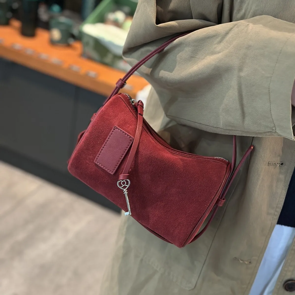 

Premium Sense Minimalist Pen Holder Bag 2025 Autumn and Winter New Versatile Portable Women's Bag Suede Shoulder Messenger Bag