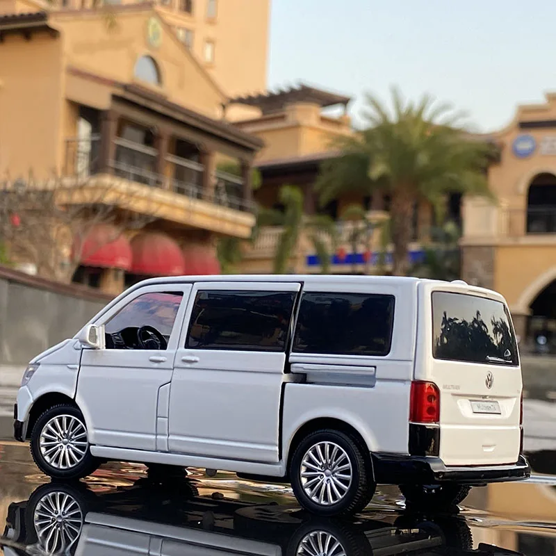 1:32 Zinc Alloy Bus Volkswagens Multivan T6 Alloy Car Model Diecasts MPV Car Model Sound and Light Simulation Toy Gift