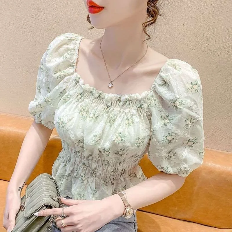 

Летняя женская шифоновая блузка с открытыми плечами, цветочным узором и объемной вышивкой, с короткими рукавами-фонариками, приталенного кроя