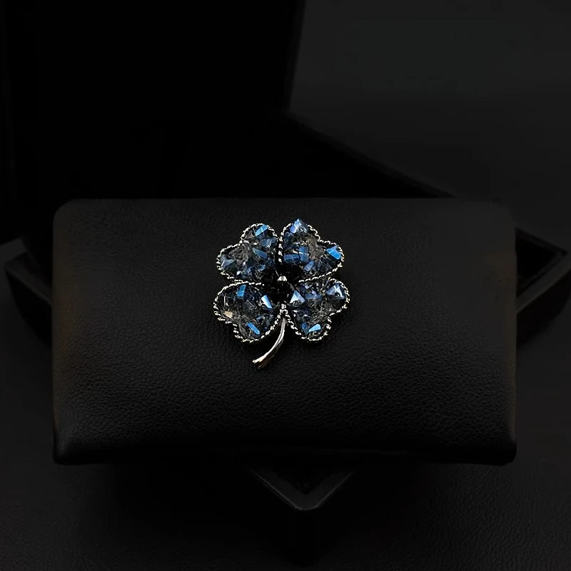 

Blue Crystal Four-Leaf Clover Brooch Niche Design Luxury Flower Corsage for Women Suit Cardigan Pin Coat Accessory Jewelry 6008