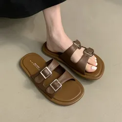 2024 Nowe letnie płaskie kapcie damskie Casual Beach Double Buckle Non-slip Outside Pu Leather Slip on Slides Brown Shoe dla kobiet