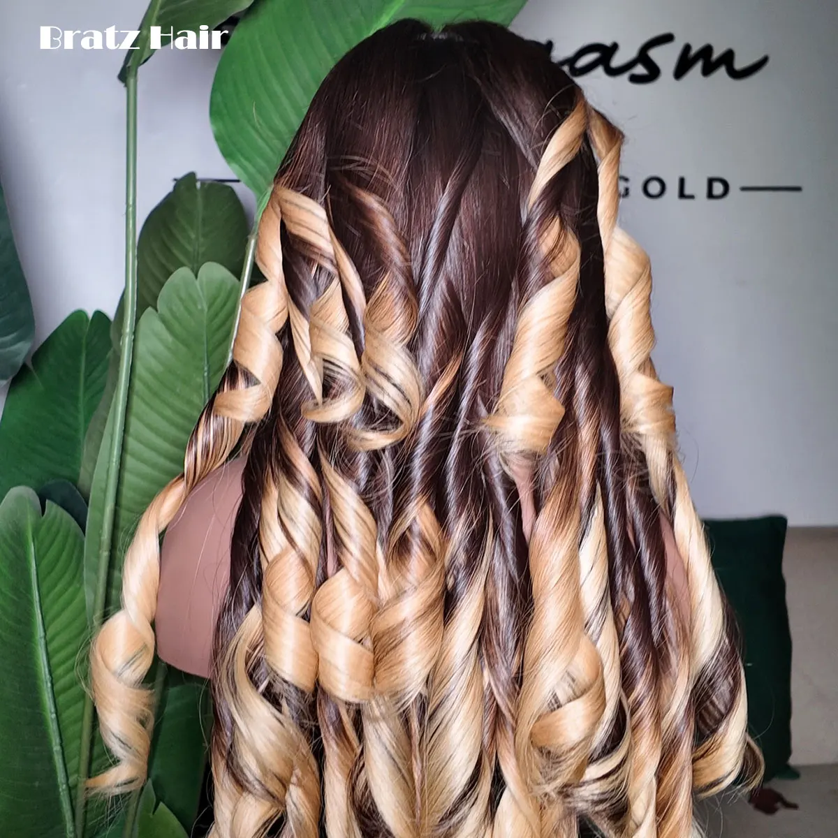 

Ombre Highlight Blonde Bouncy Curly Wig 100% Human Hair T4/27 Loose Wave Lace Front Wig for Woman Ready to Wear Glueless Wigs