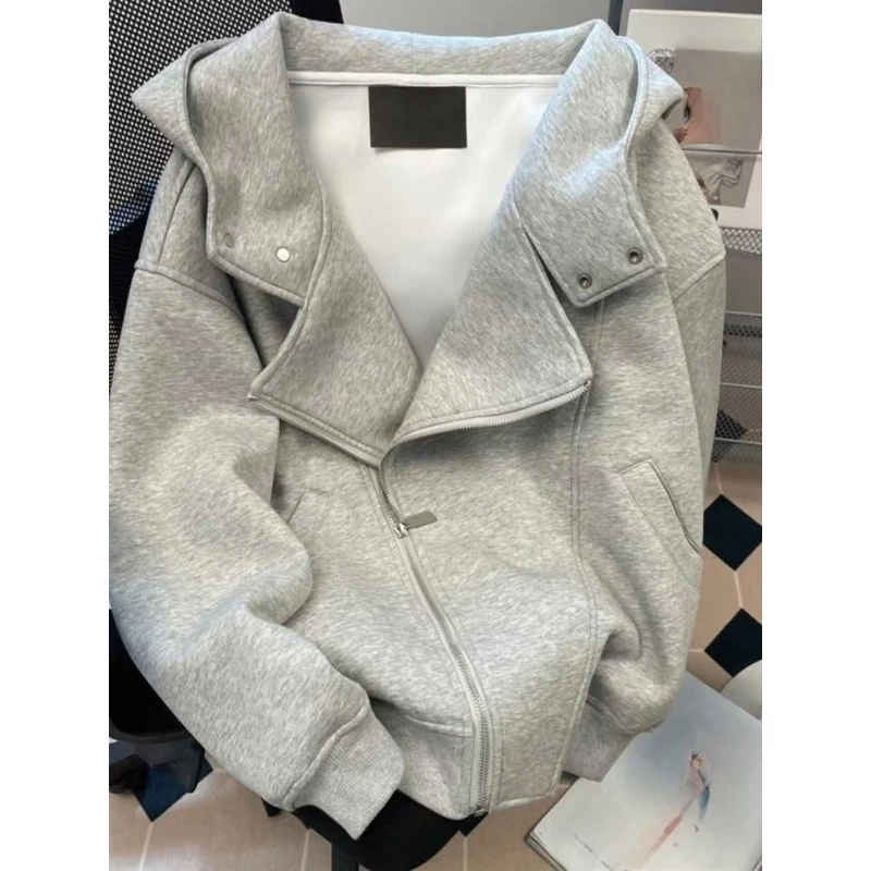 เสื้อฮู้ดดีไซน์สีเทาแบบแพทช์เวิร์ค แฟชั่นฤดูใบไม้ร่วง ทรงหลวมแบบอสมมาตร สไตล์ฮาราจูกุ เสื้อแจ็คเก็ตลำลองแนวสตรีทแวร์ รุ่นใหม่ปี 2025