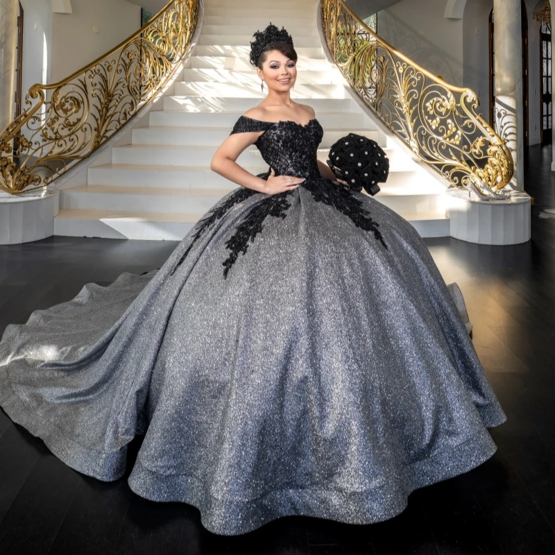 

Серебристое блестящее платье для квинсеаньеры с открытыми плечами, черными пайетками, аппликацией из кружева, бисером, тюлем, корсетом, для вечеринки, дня рождения, на 16 лет