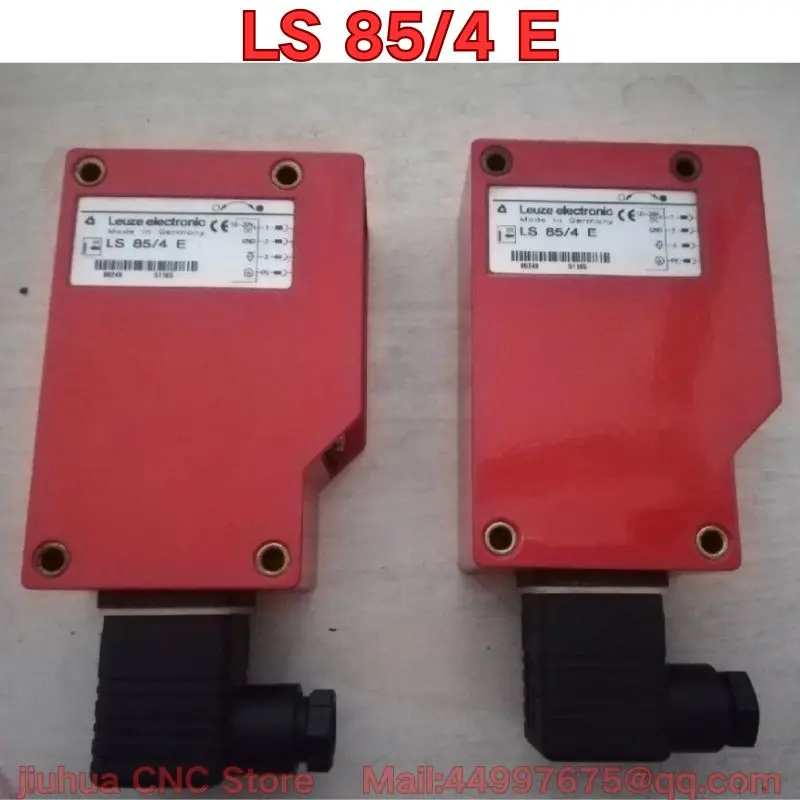 The packaging box of LS 85/4 E photoelectric sensor in new stock is damaged.