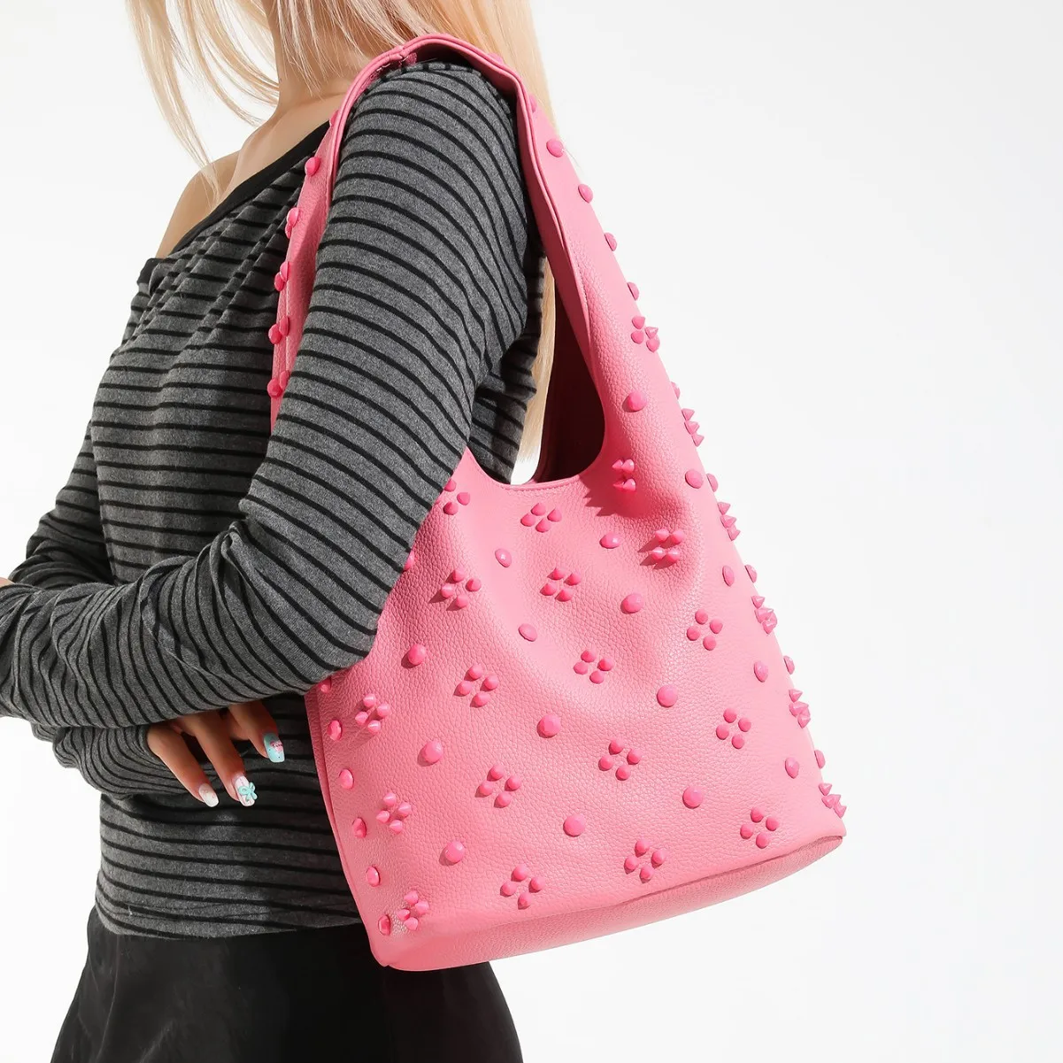 

Fashion Punk Metal Rivet Bucket Bag High Quality Underarm Shoulder Tote Bag 2025 New Trendy Motorcycle Bag Women's Bags
