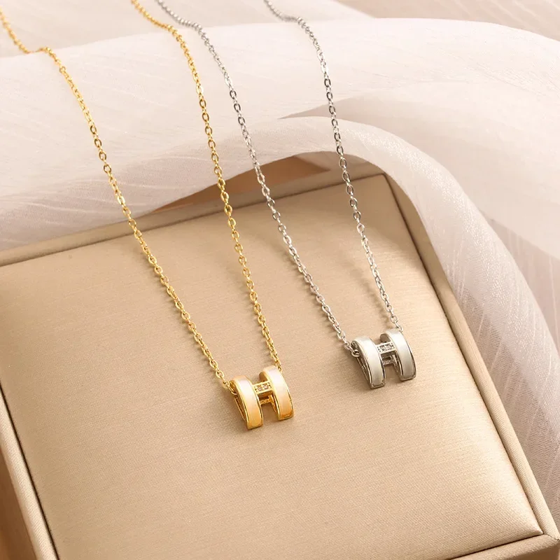 Collar con colgante de piedra de ojo de gato H con incrustaciones de diamantes, un collar de clavícula de moda y de alta gama para mujer