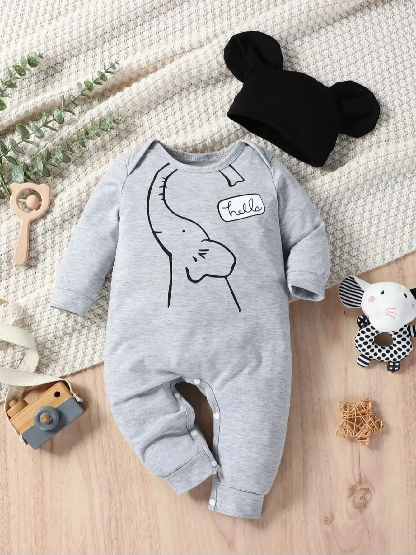 Niedlicher Baby-Jungen-Overall mit langen Ärmeln und Rundhalsausschnitt, ideal für Herbst und Winter, lässiger und modischer Stil, mit Mütze, „Hello“-Design mit englischen Buchstaben. – Detail 1