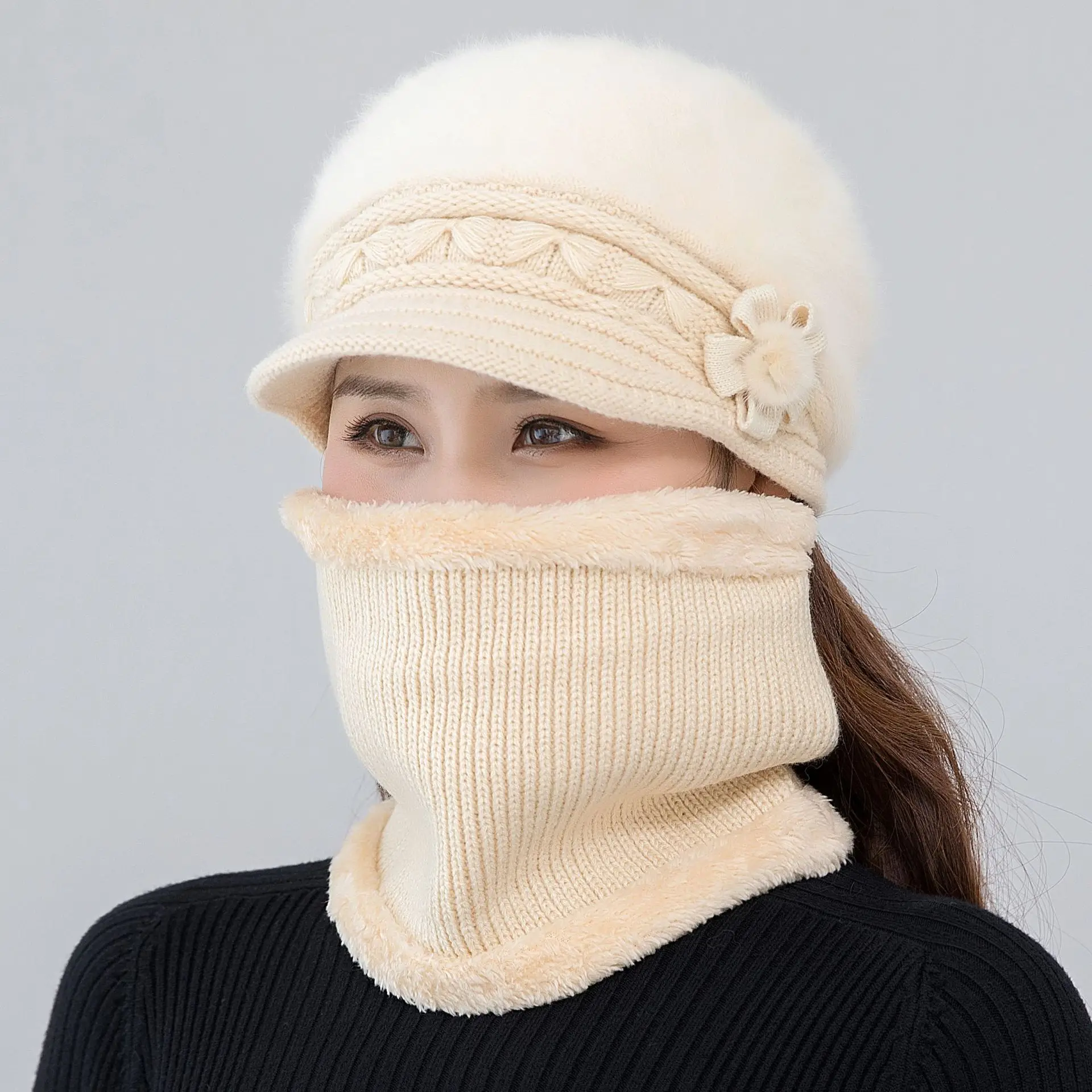 Nuovo cappello invernale da donna Mantieni caldo berretto Aggiungi cappello foderato in pelliccia e sciarpa Set caldo Cappello di moda per donna Cappello lavorato a maglia con fiori in pelliccia sintetica casual