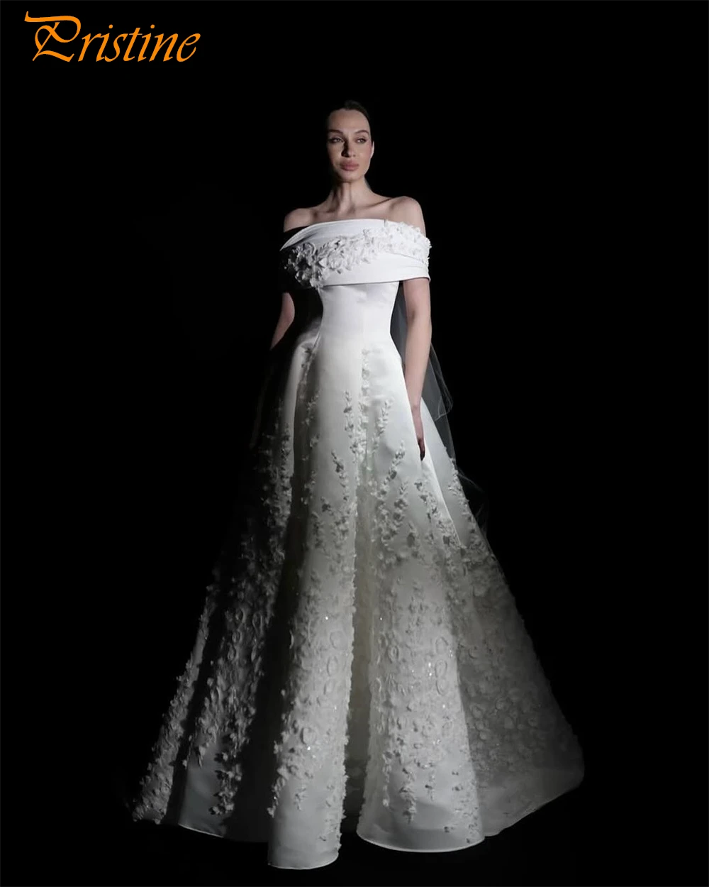 ชุดแต่งงานสไตล์โบฮีเมียนสีขาวแบบเรียบง่าย คอเรือ เปิดไหล่ ทรงเอไลน์ พร้อมชายกระโปรงยาว