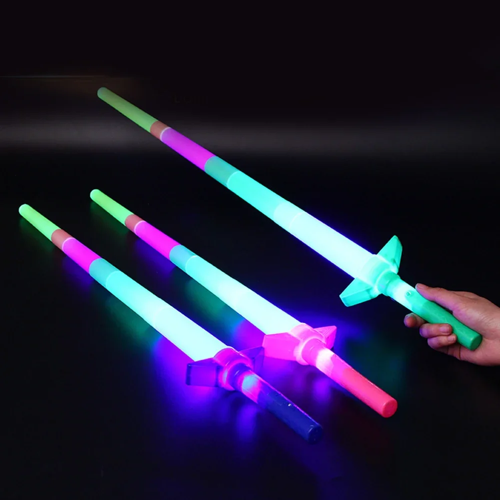 2 pezzi 4 sezioni estensibile LED bagliore spada giocattolo per bambini bastone incandescente puntelli per feste di concerto bastoncini luminosi colorati per il regalo dei bambini del partito