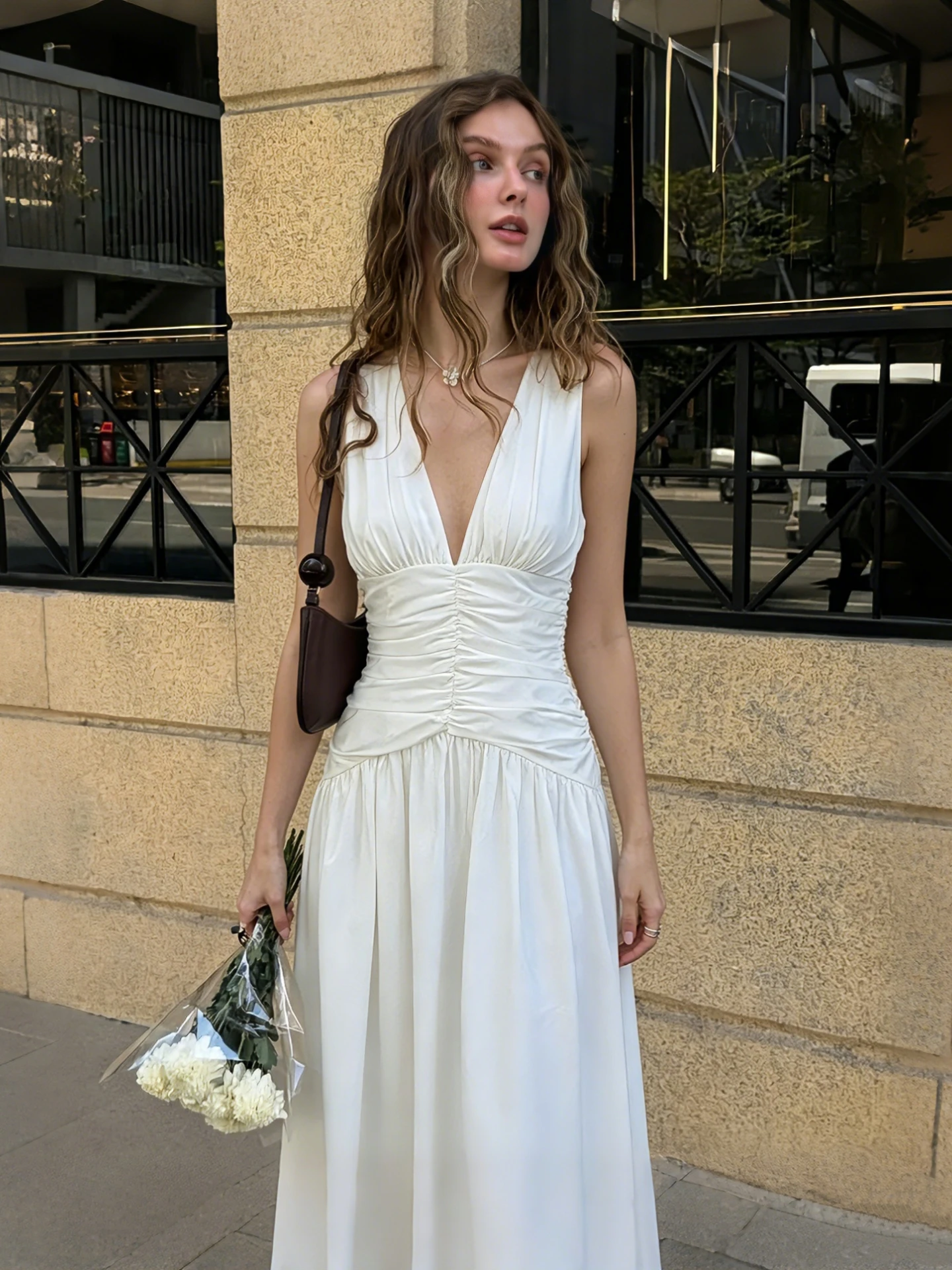 Hugcitar Elegant V Neck Sleeveless White Ruched Draped Sexy Maxi Prom Dress Summer Women Clothes Evening Party Birthday Party