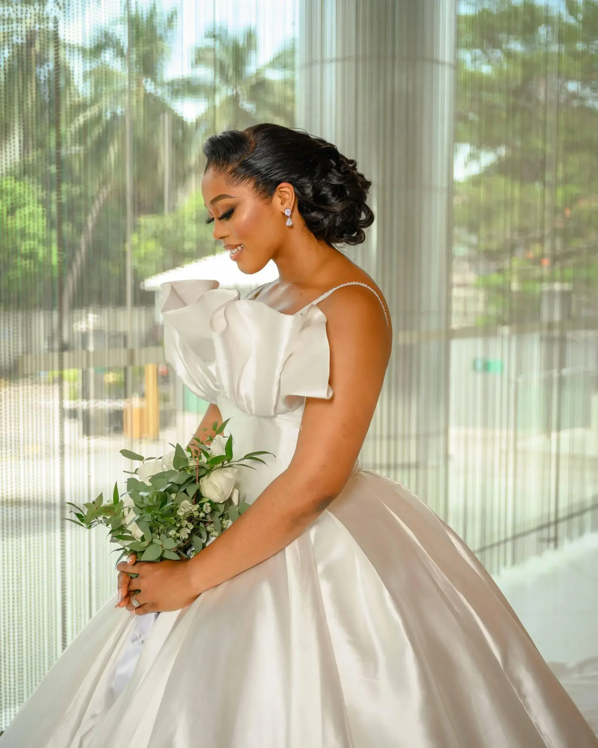 Abiti da sposa classici personalizzati con spalline senza spalline Abiti da sposa con strascico da cattedrale Abiti da sposa senza spalline con volant in raso Robe De Mariée