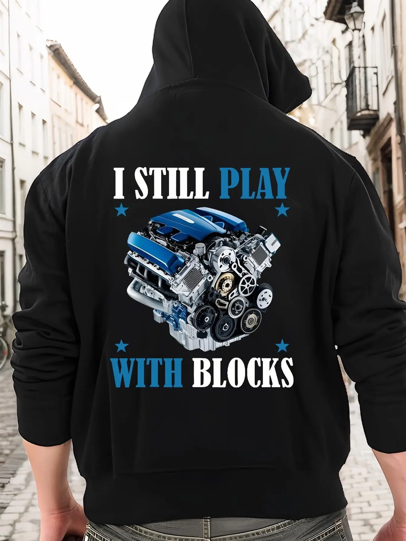 Herren-Sweatshirt mit Kapuze, schweres Material (300 g/m²), Automobil-Design mit V8-Motor und dem Aufdruck „Ich spiele immer noch mit Bausteinen“ – Oversize-Pullover mit Kapuze.