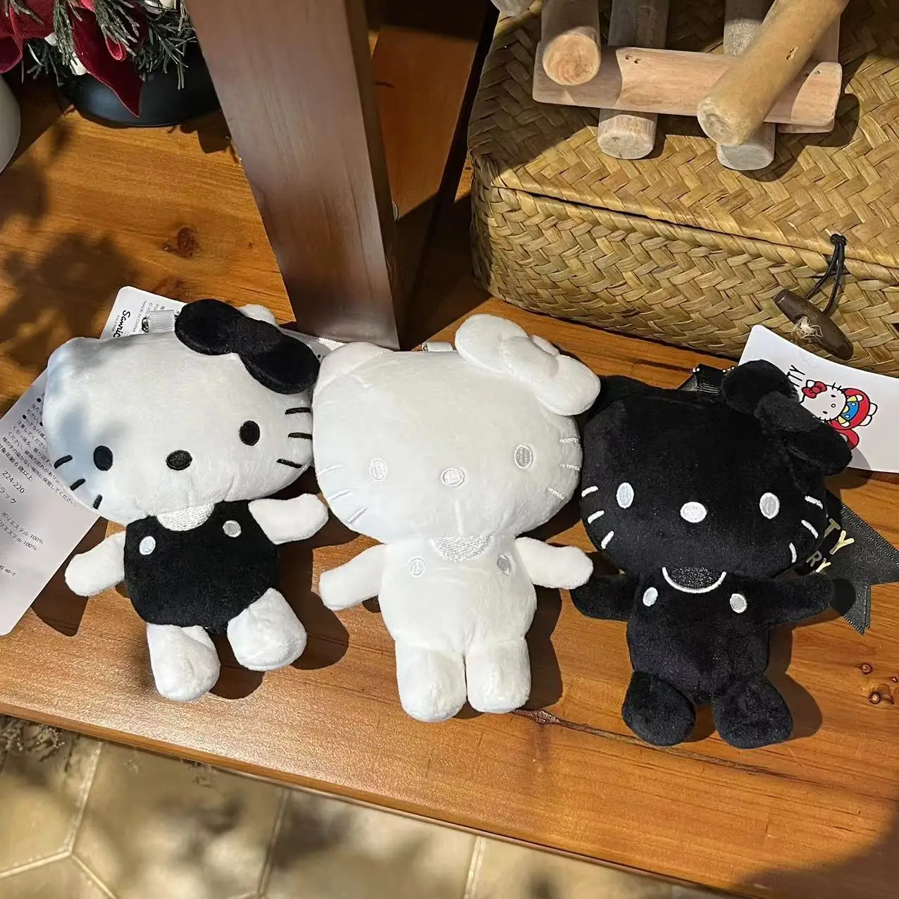 Sanrio Olá Kitty Boneca de pelúcia bonito dos desenhos animados, Chaveiro preto e branco, Brinquedo fofo kawaii, Pingente de mochila, Presentes de Periferia Adorável