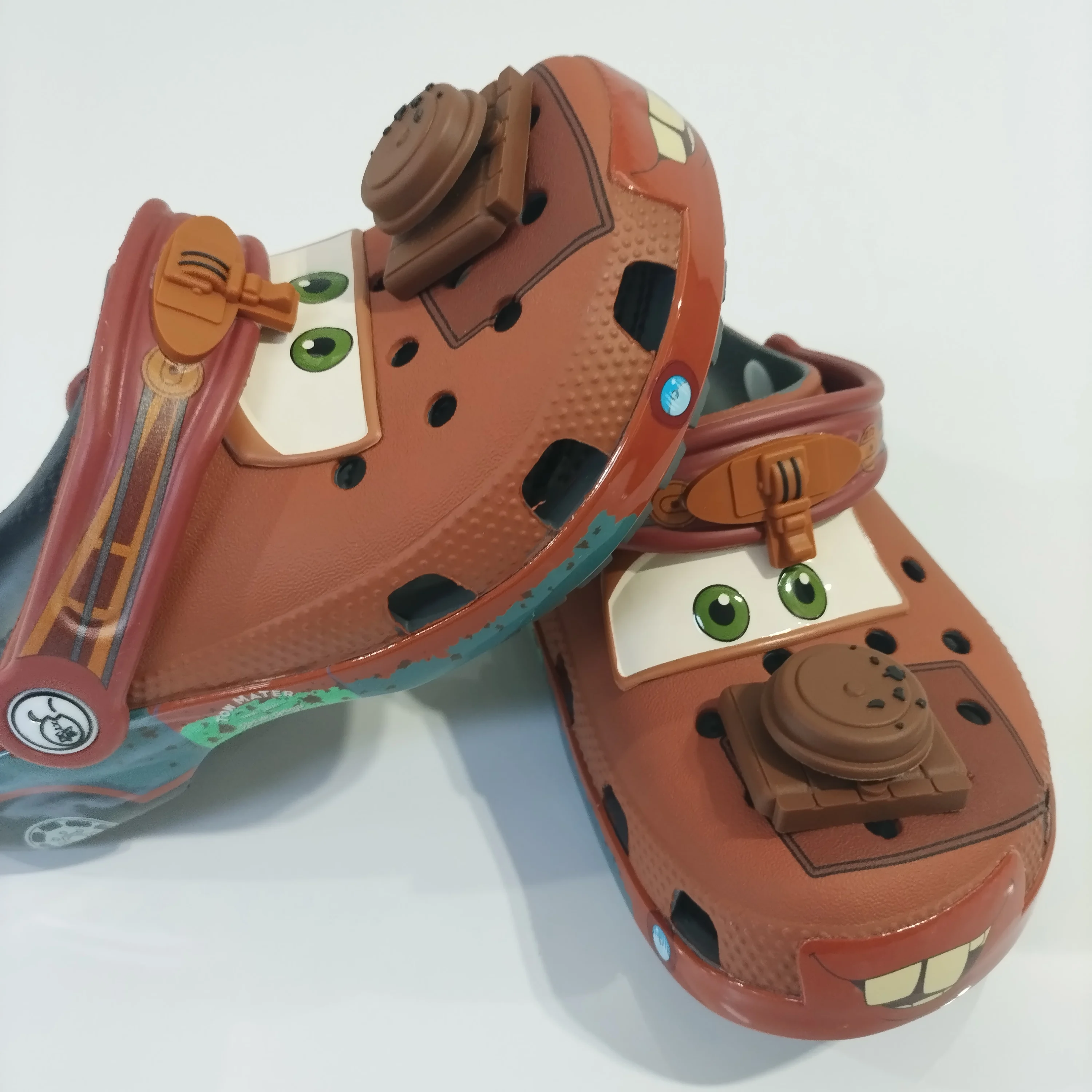 Nuevas zapatillas de Eva impermeables transpirables de Anime de verano, sandalias con diseño de coche de dibujos animados para exteriores, zapatos tobilleros para adultos, regalo