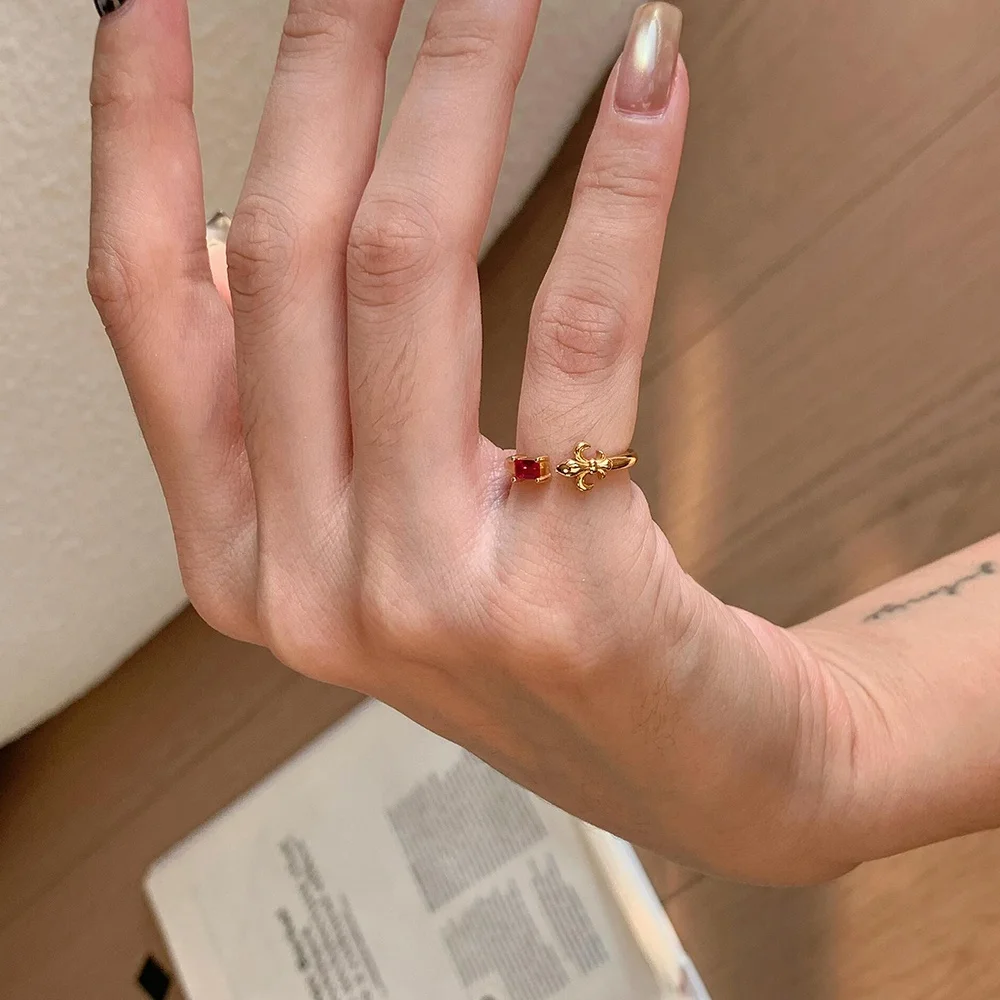 

Retro Court Red Corundum Iris Flower Ring for Women Elegant Simple Luxury Open Finger Ring Fashionable Jewelry Accessory