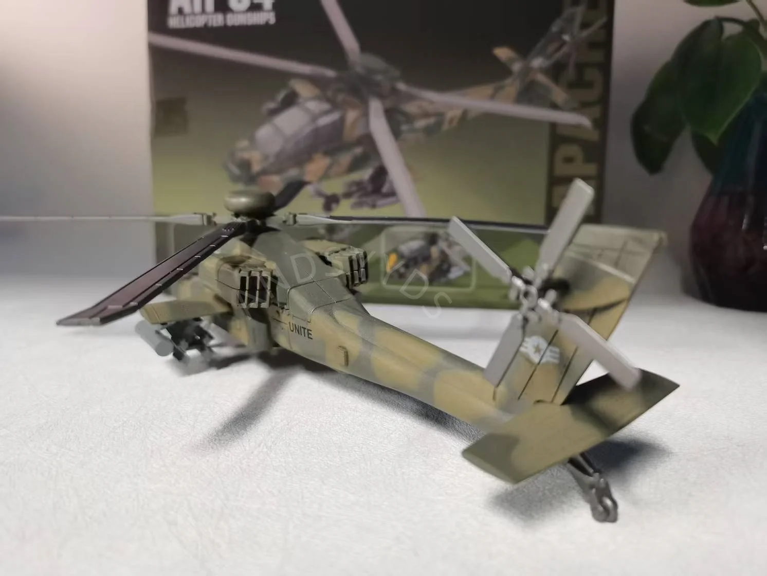 1:72 スケールおもちゃの飛行機米国アパッチ武装ヘリコプター AH64 ABS ダイキャスト航空機モデルビルディングブロックおもちゃコレクション男の子のホリデーギフト