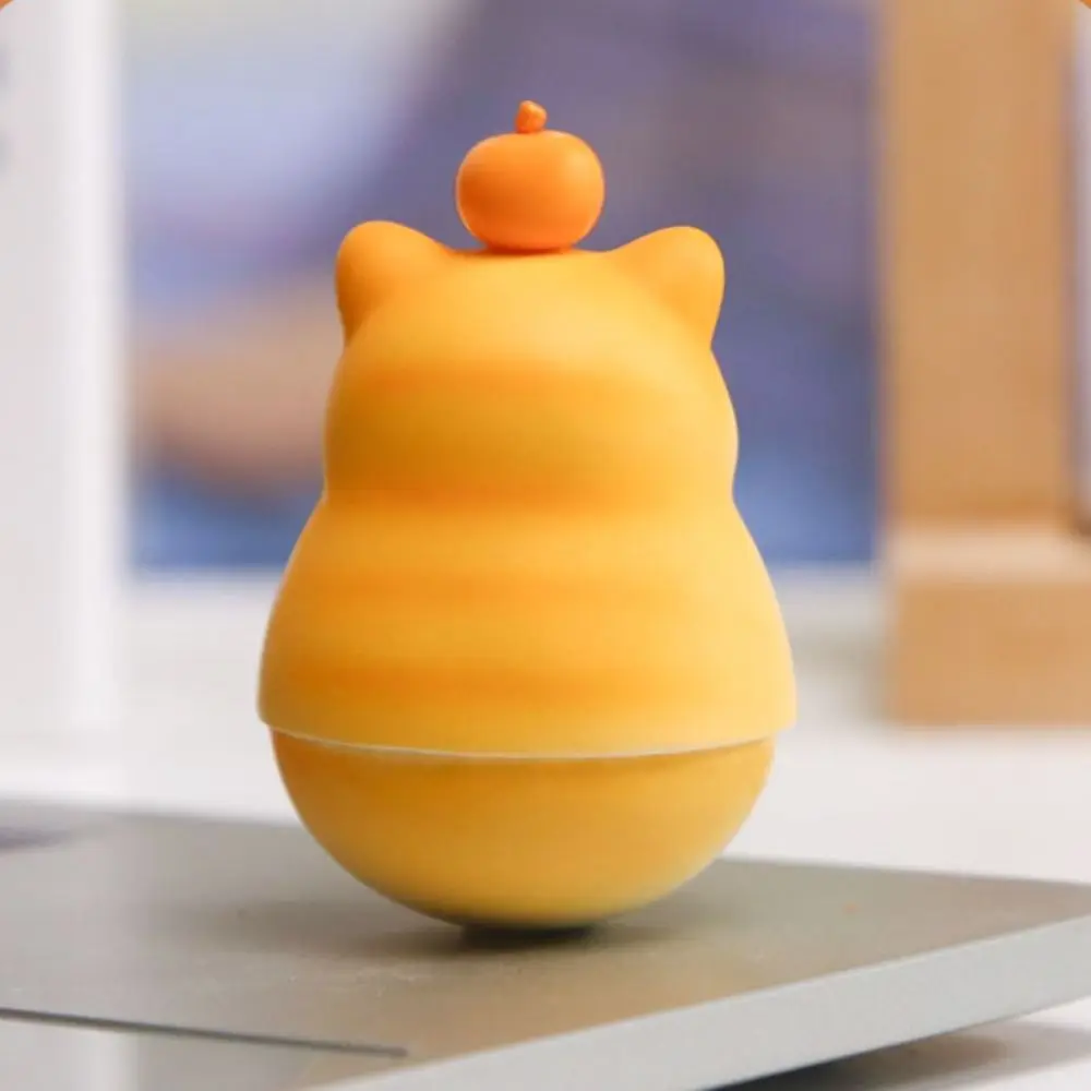 小さな猫の置物、揺れる太った可愛い猫の樹脂製オーナメント、カワイイミニ猫の車の装飾、樹脂工芸品