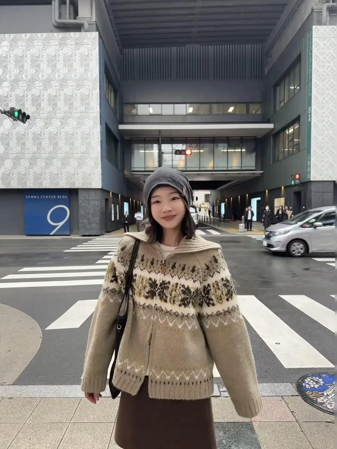 เสื้อโค้ทไหมพรมถักแบบมีซิปสำหรับผู้หญิง เนื้อนุ่มฟู สีสันสดใส ดีไซน์ปกบล็อก สไตล์ลำลอง ทรงหลวม ใส่ได้ทั้งฤดูใบไม้ร่วงและฤดูหนาว แฟชั่นทันสมัย