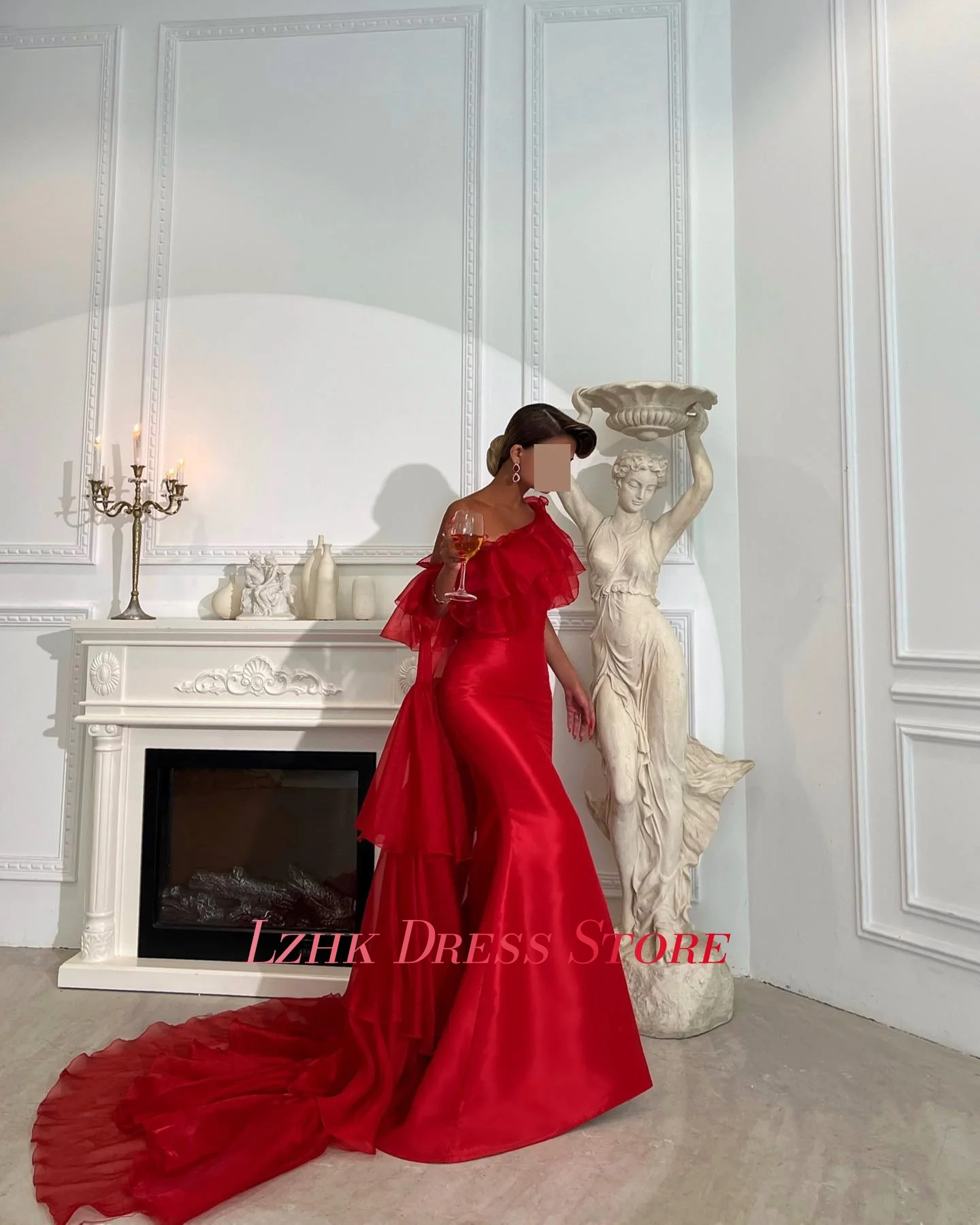 Abito da sera a strati con una spalla a sirena in raso con temperamento personalizzato. Graziosi abiti da ritorno a casa con maniche corte e lunghezza fino al pavimento