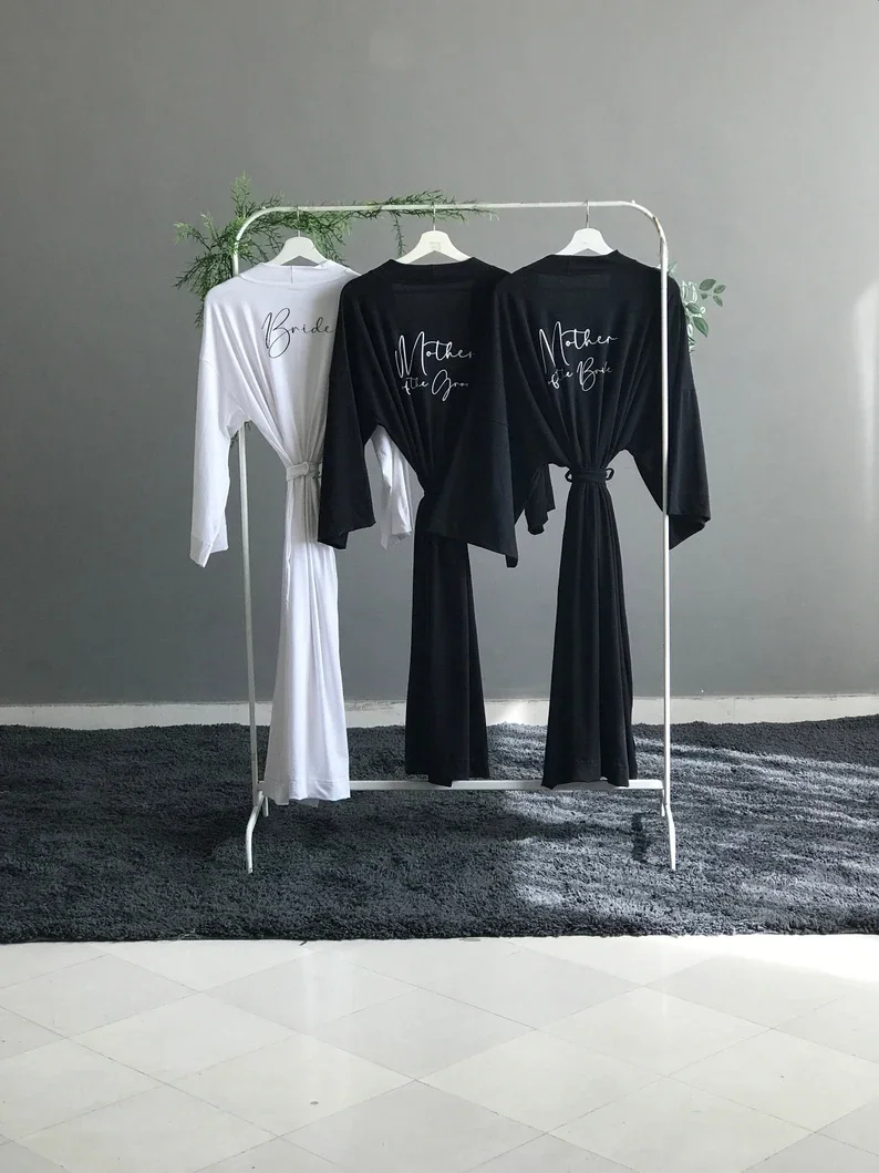 สีดําที่กําหนดเองซาตินงานแต่งงานเพื่อนเจ้าสาวยาวกิโมโน Dressing Gown ส่วนบุคคล Robes CUSTOM ชื่อเจ้าสาว Maid of Honor Robe