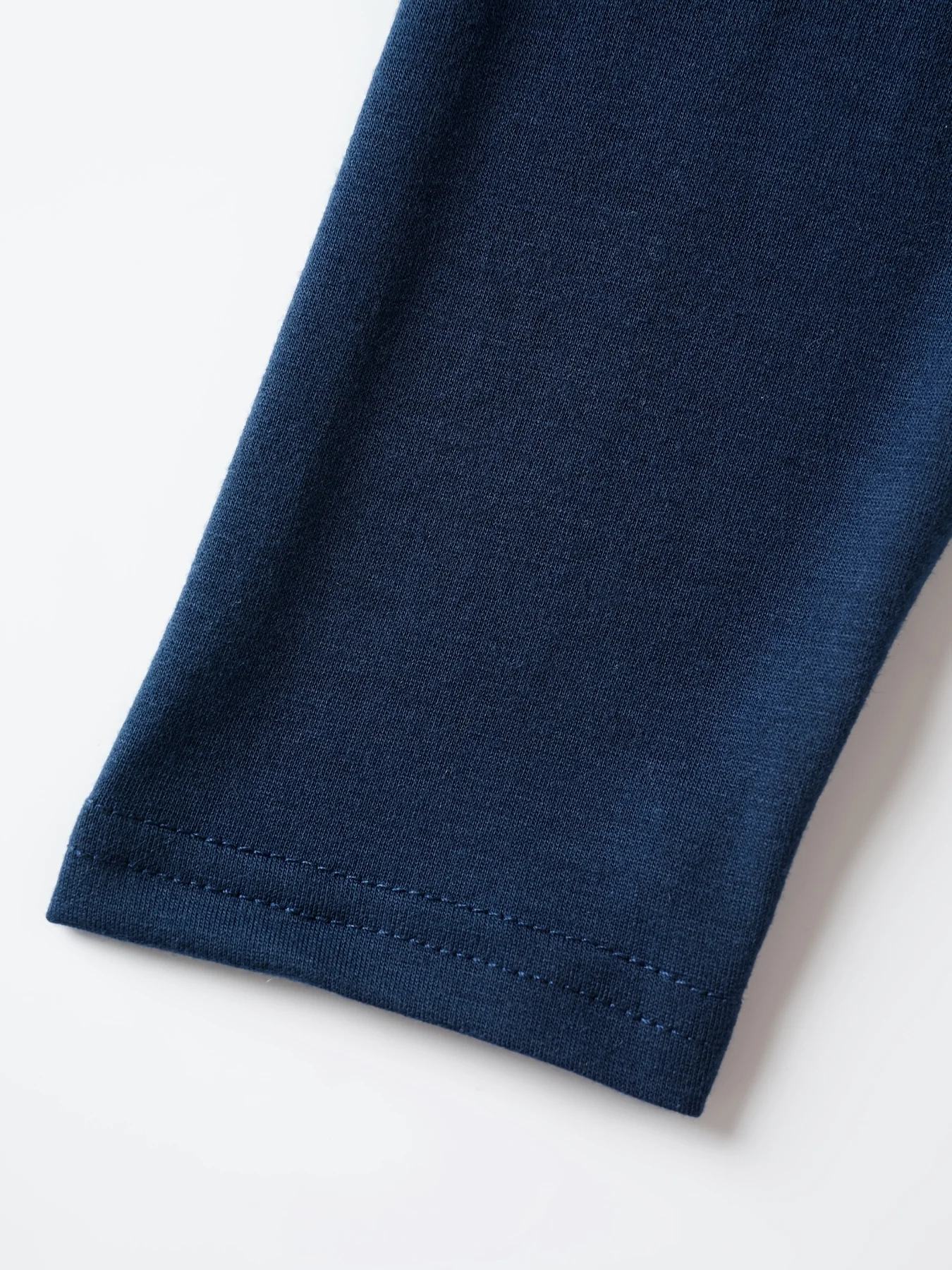 Elegantes T-Shirt mit gerichteter Zahnstocherfalte, einfarbig, Rundhalsausschnitt, raffiniertes Design, Basic-T-Shirt mit Rundhalsausschnitt für den Alltag. – Detail 7
