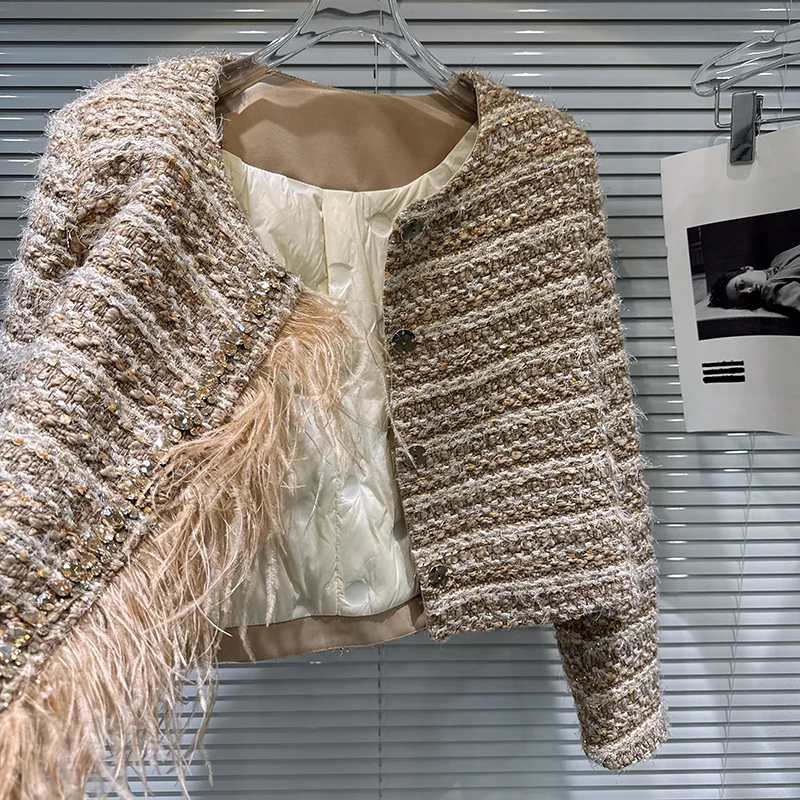 เสื้อโค้ทผู้หญิงสไตล์ฝรั่งเศส  คอลเลคชั่นฤดูใบไม้ร่วง-ฤดูหนาว  ผ้าทวีดแต่งขอบขนนก  บุขนเป็ด  ดีไซน์ทันสมัย  คอทรงกลม  หรูหรา  แบบสั้น