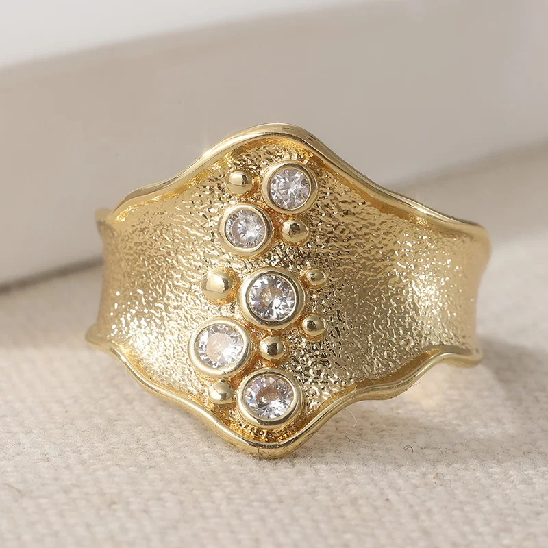Vintage-Ring für Damen in Goldfarbe mit eingelegten weißen CZ-Steinen, geometrischer Schmuck für den täglichen Gebrauch und Partys – Detail 1