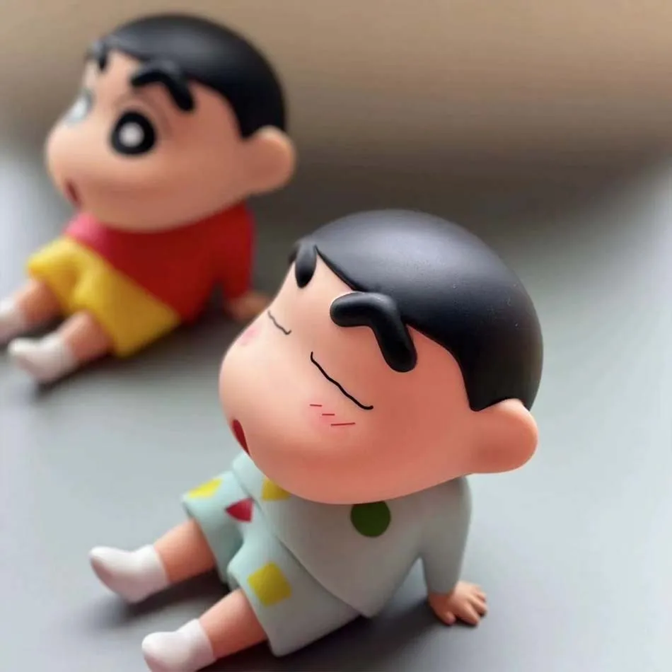 Crayon shin-chan figuras suporte do telefone kawaii anime ornamentos de mesa dos desenhos animados assistindo tv telefone suporte bonito boneca decorações