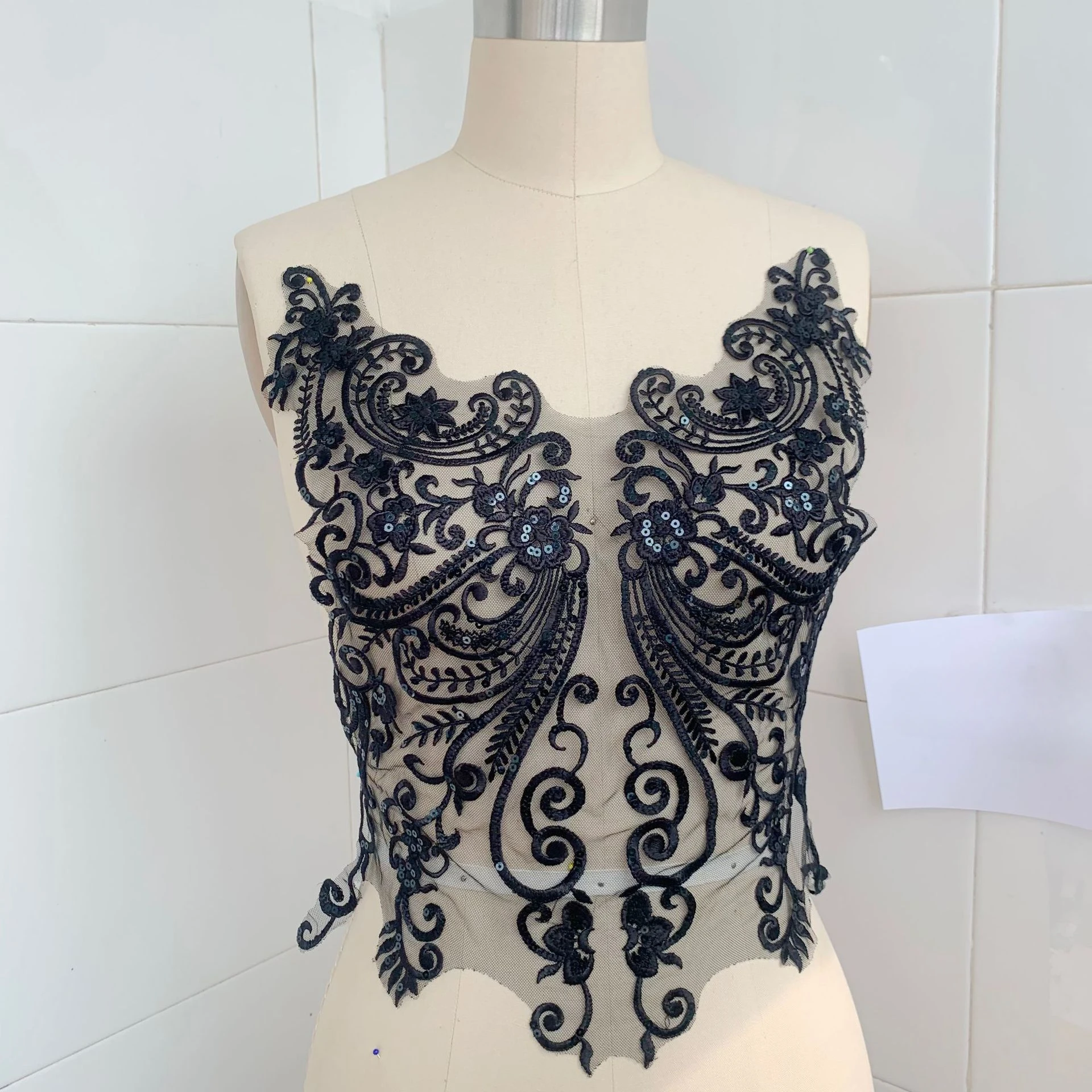 Künstliche Seiden-Pailletten-Spitzenapplikation für Hochzeitskleider, Brautkleider, Zierblume, Heimtextilien-Zubehör RS24540 – Detail 3