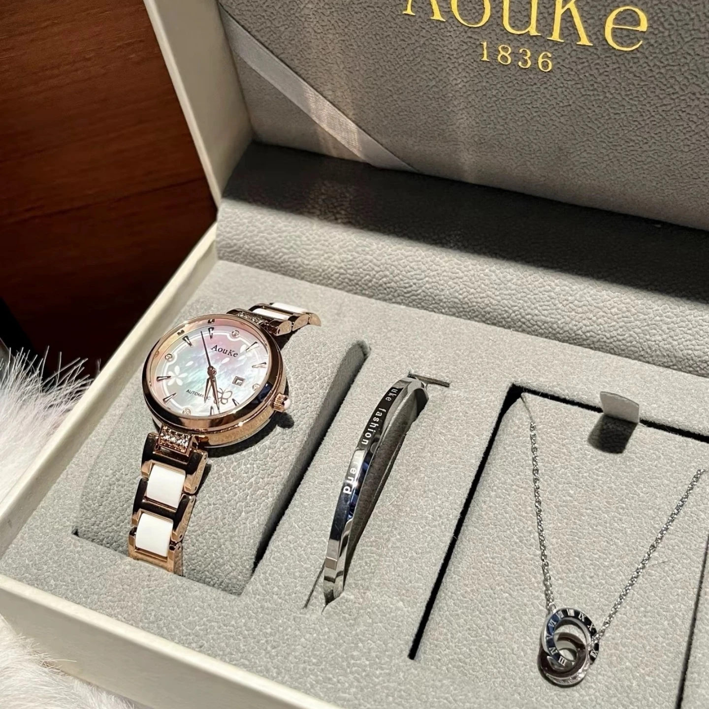 Luxury Butterfly Dial Design Women's Watch Elegant Elegant Women's Quartz Watch Exquisite Fashion Women's Watch Gift Box Set