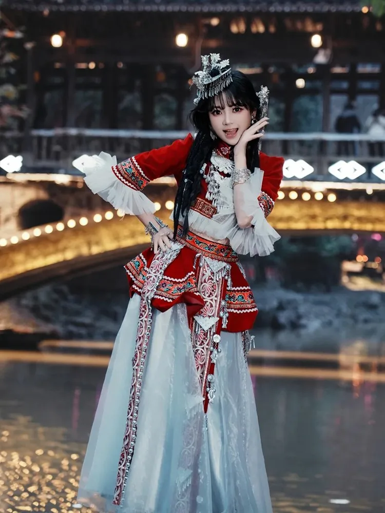 

Photos of new Chinese-style clothing tops and ethnic performance costumes