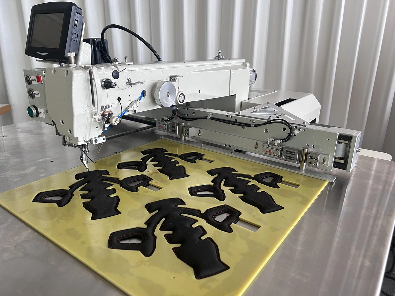 Big Sewing Area 60x50cm Programmable Flat-Bed Computerized Industrial Sewing Machine Gear for Helmet Inner Car Upholstery