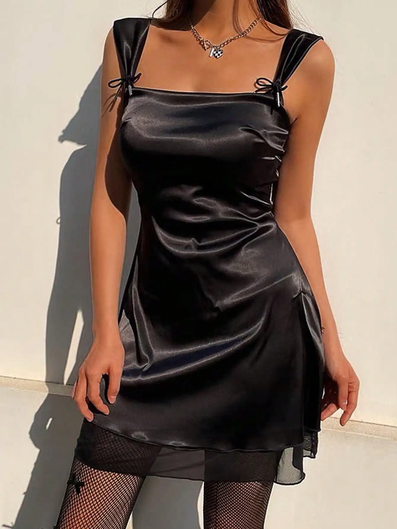 فستان صغير شبكي من الساتان ، حافة كشكشة ، ربطة عنق مربعة ، كامي كتف ، ليلة التاريخ ، Y2K #2