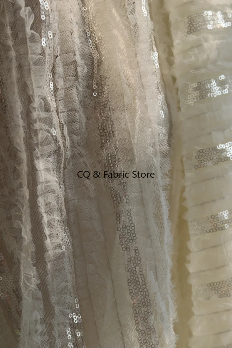 Wunderschöner beigefarbener Pailletten-Spitzenstoff für Cocktailkleider und Hochzeitskleider und Abendkleider, Nähzubehör auf dem Garten
