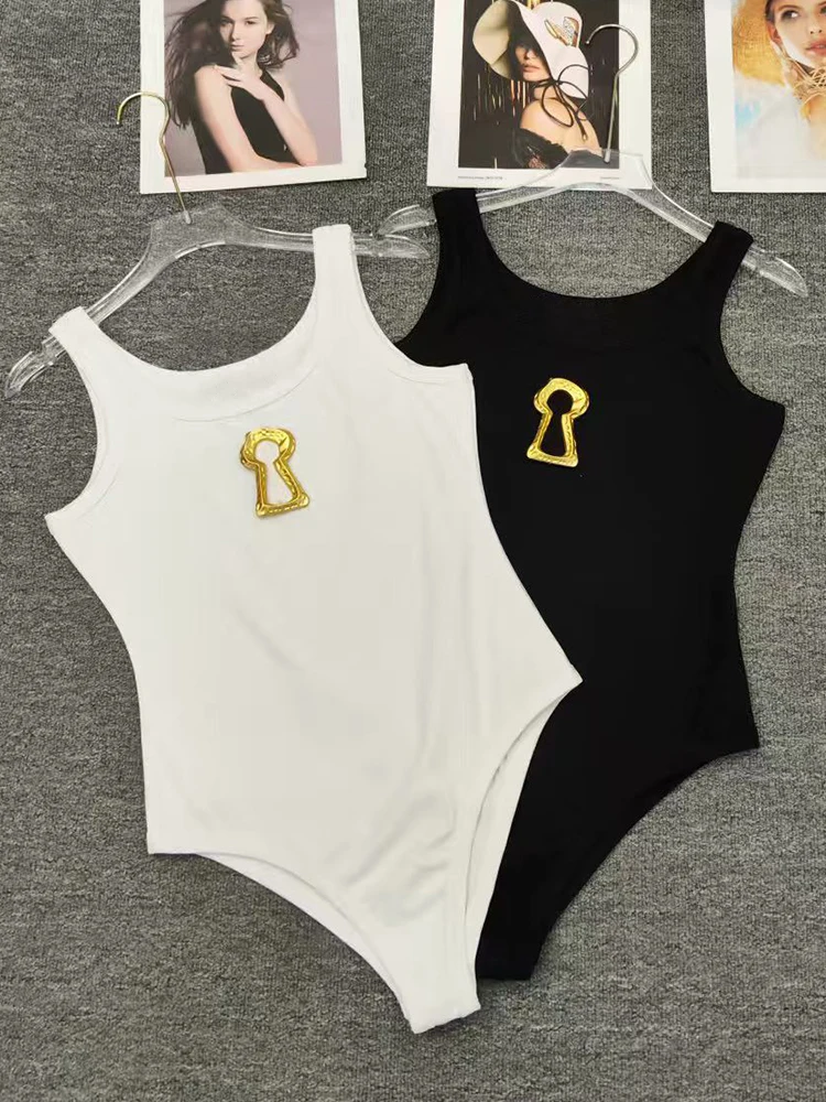 

Осенью 2023 года модный вязаный облегающий комбинезон с металлической пряжкой, круглым вырезом и без рукавов.